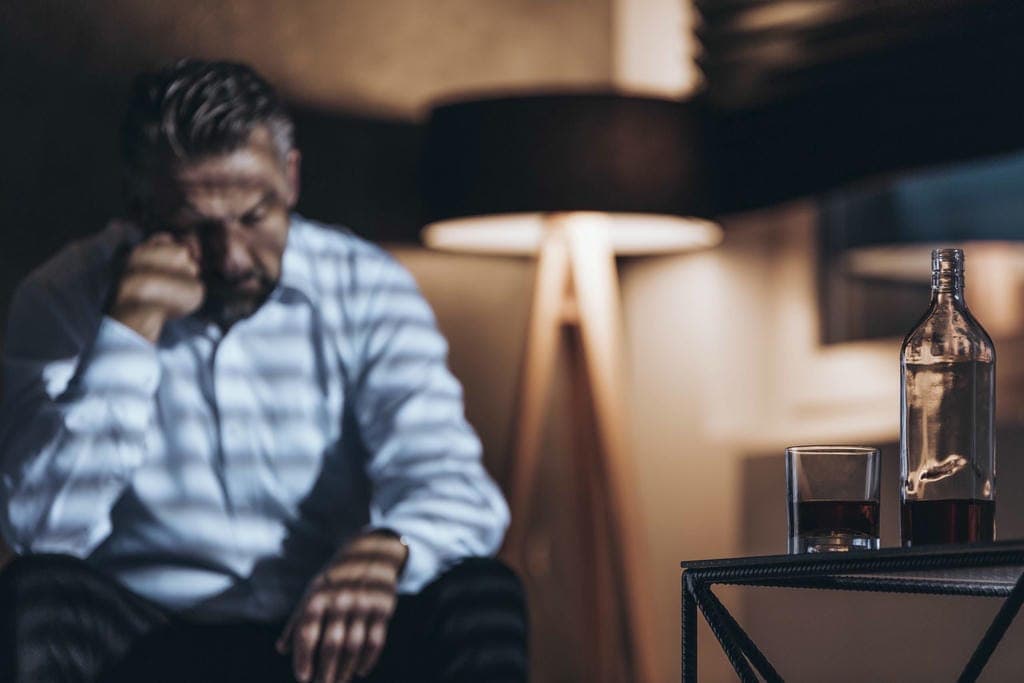 Wie überzeugt man einen Alkoholiker zur Behandlung? Zwangsbehandlung bei Alkoholismus