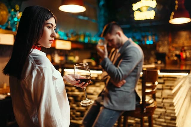 Ehefrau eines Alkoholikers - Merkmale | Verhalten des Alkoholikers gegenüber der Ehefrau