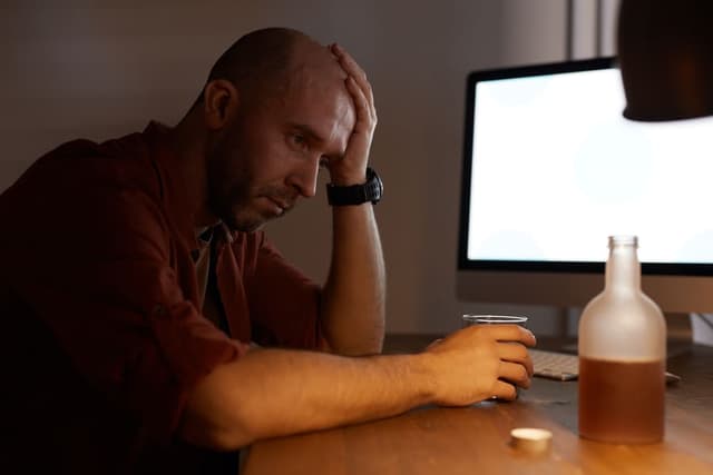 Czerwone plamy na twarzy po alkoholu - jak alkohol wpływa na wygląd