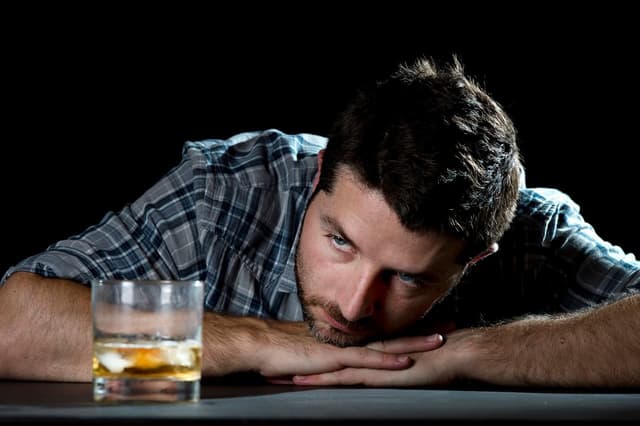 Definicja alkoholizmu - kiedy picie staje się uzależnieniem?