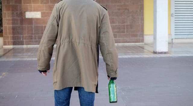 Dziwny chód alkoholika - jeden z objawów neuropatii alkoholowej