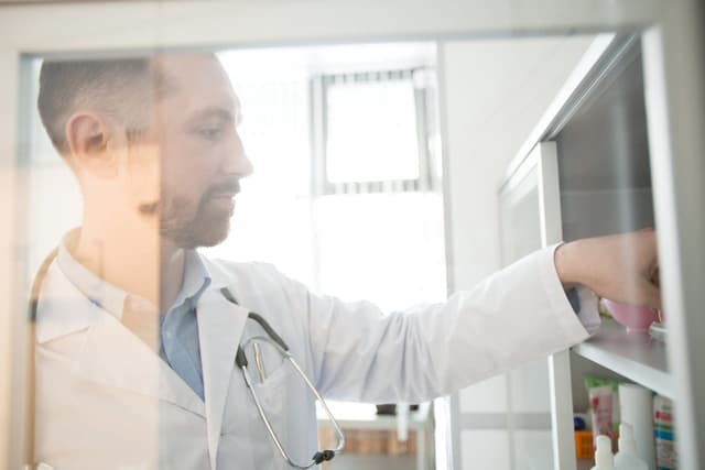 Wie lange wird Esperal (Alkohol-Implantat) absorbiert?