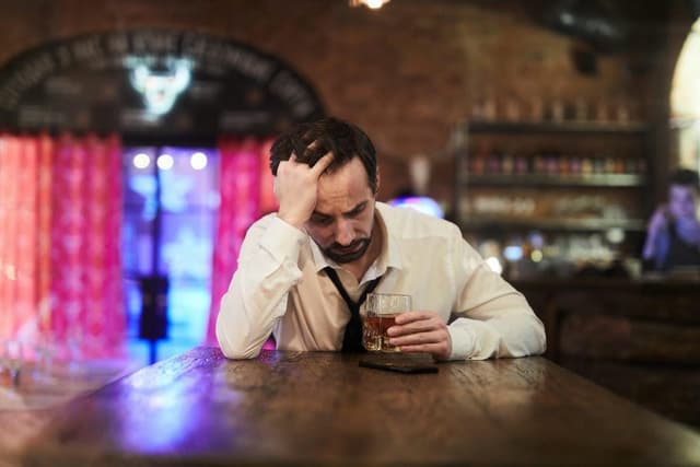 Wie man einem Alkoholiker bewusst macht, dass er Alkoholiker ist? Wir geben Tipps