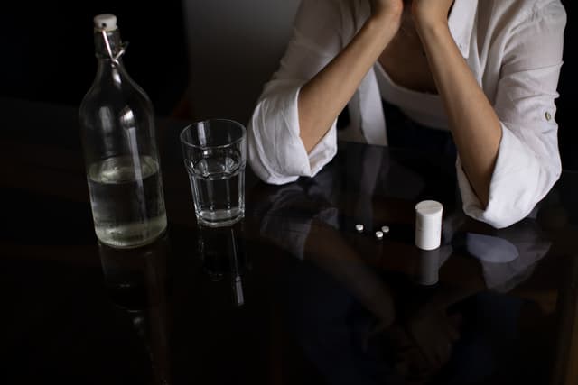 Magnez a alkohol – czy alkohol go wypłukuje?