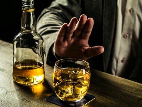 Jak odmawiać picia alkoholu w towarzystwie?