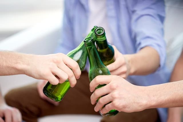Alkoholkonsum bei Minderjährigen - Folgen des Alkoholismus bei Jugendlichen