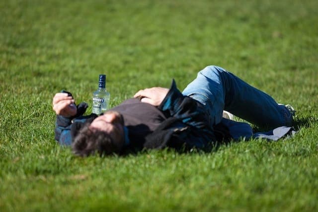 Flecken im Gesicht nach Alkohol. Pigmentierung im Gesicht