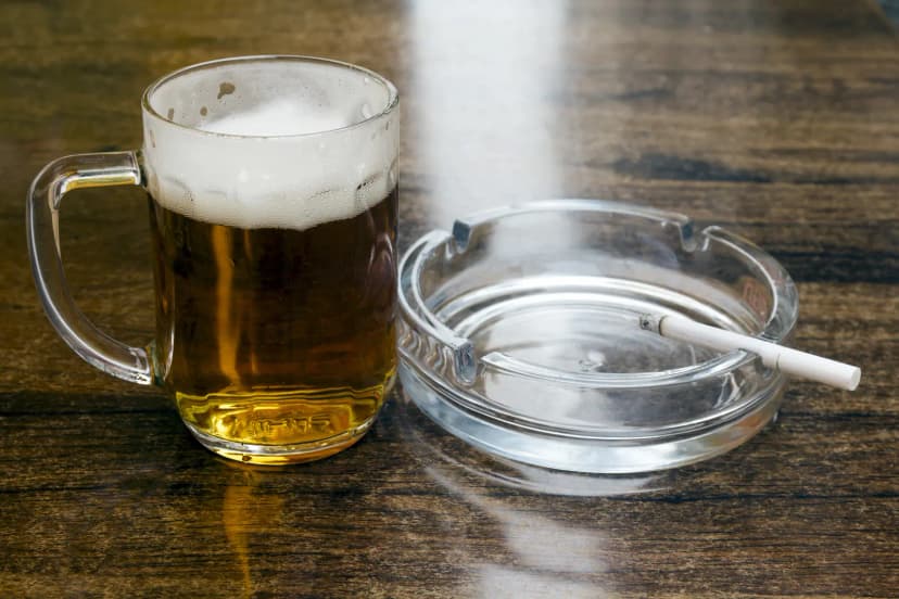 Alkohol und Rauchen: zugleich oder nacheinander?