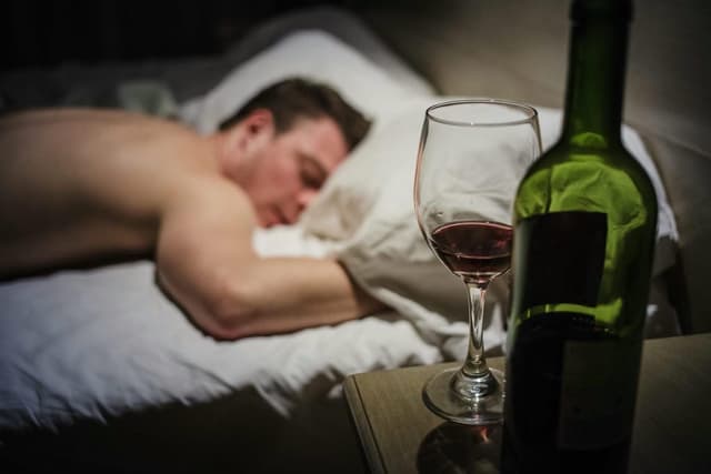 Jak postępować z alkoholikiem, który nie chce się leczyć? Sprawdź!