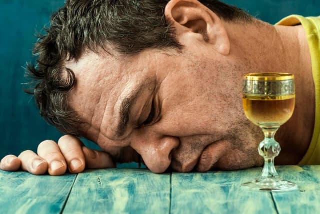 Tarczyca a alkohol - wpływ picia na niedoczynność, nadczynność i skuteczność leków