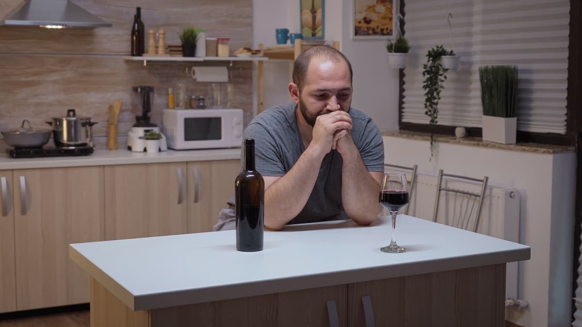 Alkoholizm weekendowy - objawy | Picie alkoholu co weekend a choroba