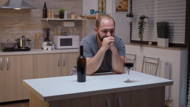 Alkoholizm weekendowy - objawy | Picie alkoholu co weekend a choroba