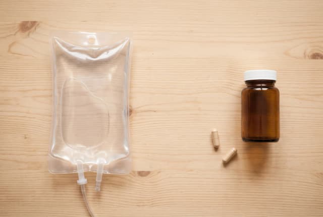 Wlew dożylny czy tabletki - co lepiej się wchłania