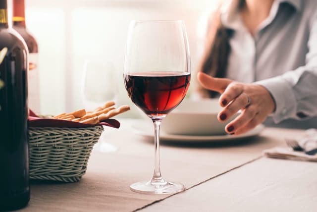 Wie spricht man mit einem alkoholkranken Ehemann? Erfahren Sie, wie Sie ihm bei Alkohol helfen können
