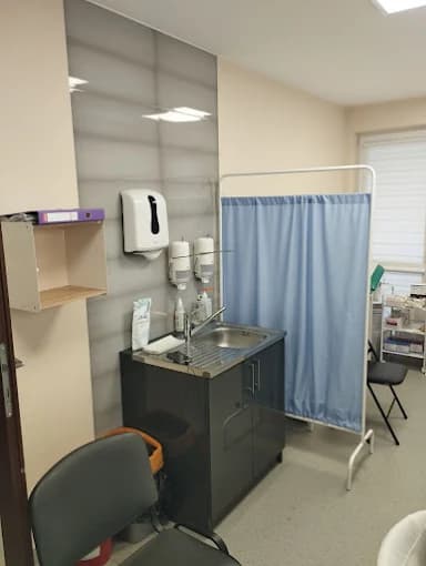 Steriler Hygiene- und Vorbereitungsplatz für den Implantationseingriff - Nasz Gabinet Kielce