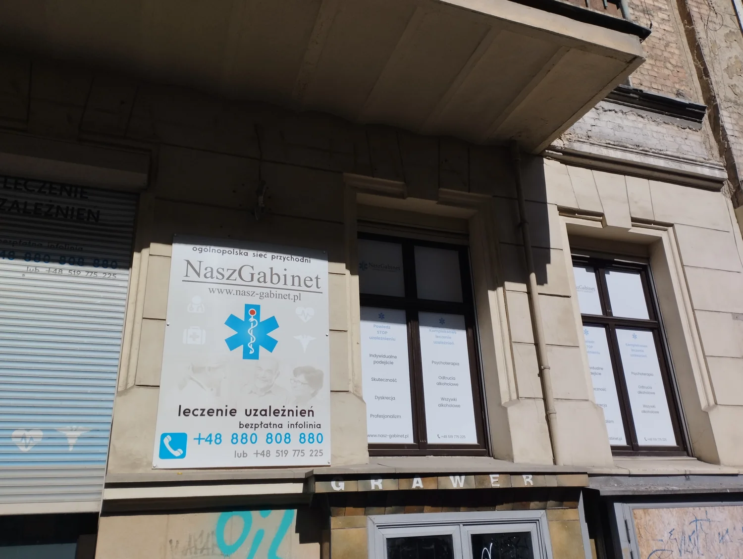 Wejście główne do Nasz Gabinet Szczecin - tablica informacyjna