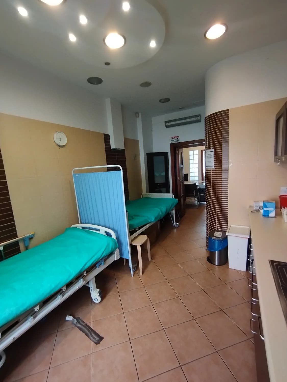 Sala detoksu z łóżkami szpitalnymi Nasz Gabinet Szczecin