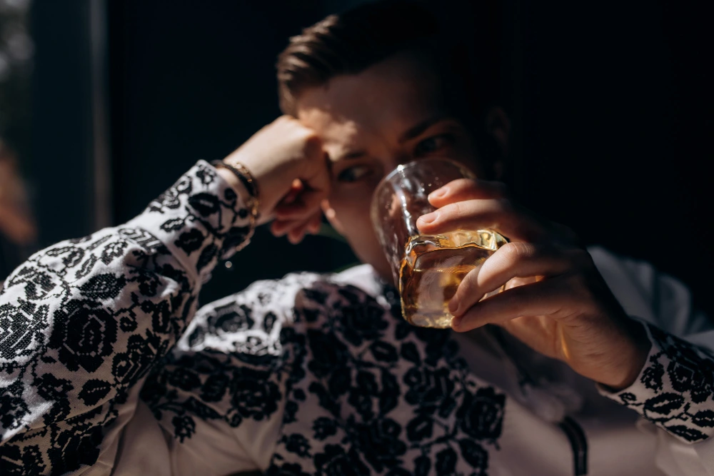 Zestresowany mężczyzna po alkoholu