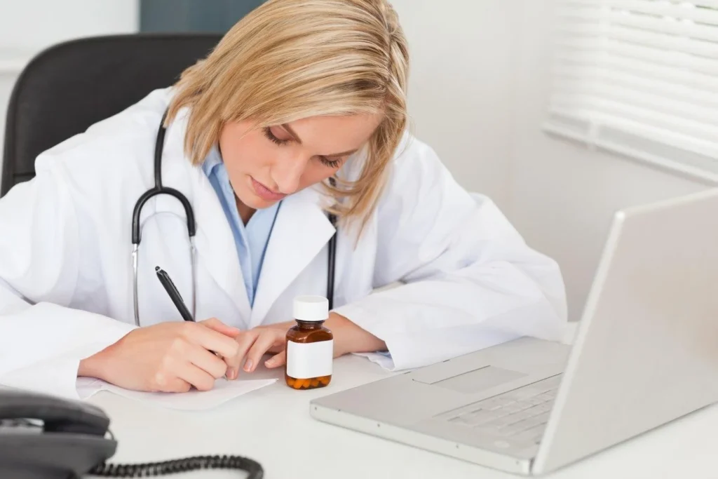 lekarz wypisuje recepte lekarz wypisuje recepte